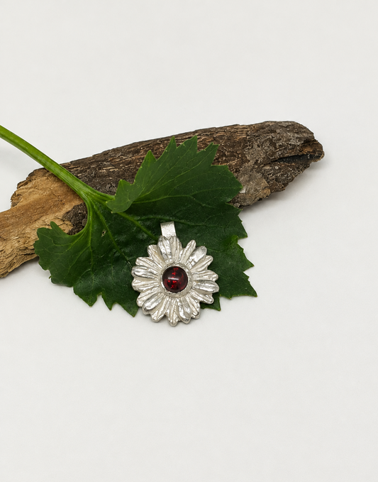 Cleaned background, pendant with leaves and wood